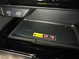 ワイヤレス充電機能で接続の手間いらず。スマートフォンなどをワイヤレスで充電可能です。