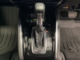 「e:HEV」は、モーター走行を中心にしながら電気エネルギーやエンジン動力を効率よく使い分けることができる賢いハイブリッドシステムです。サイドブレーキはスイッチ操作の電子制御パーキングブレーキです