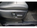 パワーシート搭載。微妙な調整が手軽にでき、ピッタリのポジションで運転することが可能です。