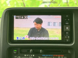 停車中にテレビ番組などの映像を楽しめる画面を備えています。お出かけ先での休憩時間にも活用でき、画面まわりのボタンから必要な操作を行いやすい構成です。