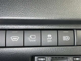 オートマチックハイビームとは、先行車や対向車のライトを認識し、ハイビームとロービームを自動で切り替える機能です。夜道の視界を確保します。詳細は販売店スタッフまでおたずねください。