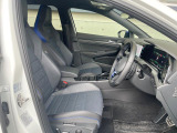 ●前席:ゆったりとしたドライバースペースで、長時間の運転でも快適にお過ごしいただけます。