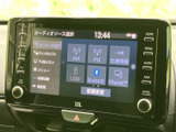 ラジオやUSB、Bluetoothなど多彩な音源を選べる画面を備え、項目も見分けやすい構成です。気分や利用シーンに合わせて使い分けられ、毎日の車内時間を快適に過ごせます。