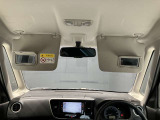 両席のサンバイザーにはバニティーミラーも付いています。身だしなみチェックには欠かせません。