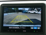 バック駐車が苦手な方や、初めてのお車で不安な方も安心。後方の映像をナビ画面に表示するため、周囲を確認しながらスムーズに駐車できます。