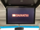 【後席用プルダウンモニター】後ろに乗車している人を飽きさせません♪ テレビやDVDビデオを見ながら楽しいドライブを♪使わない時は格納できますので、ジャマになる事もありません♪