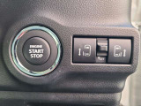 ボタンひとつでスムーズに開閉できる電動スライドドアを装備。お買い物やお子さまとのお出かけなど、さまざまなシーンで便利にお使いいただけます。