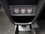 USBチャージャー付きです。