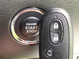 【キーレススタートシステム】カバンやポケットに入れたままでもドアの施錠・解錠が可能なスマートキーを装備。エンジンのオン・オフ時もカギを取り出す必要が無いからとっても便利です♪