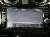 ギアを『R』に入れた後、カメラボタンを2回押すと、ナビ画面に後方の映像を映してくれるので、駐車がし易くなります。