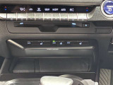 左右独立温度コントロールフルオートエアコンです。運転席、助手席それぞれで独立して温度設定ができます。冷え性の方が乗っても安心ですね♪