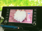 停車中にテレビ番組などの映像を楽しめる画面を備えています。休憩時間に車内で過ごす際にも活用でき、表示内容を見ながらくつろぎのひとときをお過ごしいただけます。