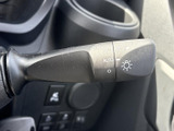 レバー先端に各種マークが集約され、点灯状態などを確認しやすい表示です。手元で操作の目安を把握できるため、夕暮れや天候の変化に合わせた日常の運転を支えます。