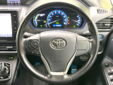 インテリアに合わせたデザインのステアリングは、運転される方のことも考え、運転しやすい形状、大きさです。是非一度、実際に触ってお確かめください。