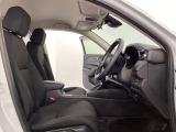 広い足元にゆったり座れるシートには肘掛けも装備しており長距離の運転でも疲れにくくなってます。