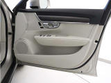 運転席ドアの全景です。キャビンを彩るすべてのものに、機能を形にした美しさが備わっています。