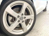 ●純正17インチアルミホイール:輸入車ならではの卓越した走りを支えるホイールと足回りです!日本車の走りに慣れている方にもぜひ体感して頂きたいほど、高いレベルでまとまっています!