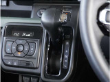 【シフトレバー】シフトもとても操作しやすいデザインになっております。運転する人の事を第一に考えた操作性の高い仕様です。