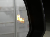 ブラインドスポットモニター装備。隣車線を走る車両を検知。ドアミラーでは確認しにくい後方、側方エリアに存在する車両や急接近してくる車両も検知しドアミラーに搭載されたLEDインジケーターが点灯します。