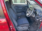 運転席は上下調節可能なリフター機能付き。