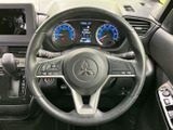 手元に複数のスイッチがまとまり、運転中も視線を大きく移さず操作しやすい配置です。正面にはメーター類が並び、必要な情報を確認しながら日々の運転をサポートします。