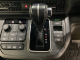 CVT車のセレクトレバーです。低速から高速まで、変速ショックのないスムーズな走りと、エンジン効率のよい領域を維持して燃費にも貢献します。サイドブレーキはスイッチ操作の電子制御パーキングブレーキです。