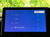 アプリやUSB、ディスクなど複数の入力項目が画面に並び、利用したい音源を選びやすい構成です。画面表示を見ながら項目を確認できるため、日常の移動中も好みに合わせて活用できます。