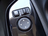 【電動格納ドアミラー】狭い駐車場で便利な電動格納ドアミラーが付いています。
