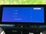 FM・AMラジオやテレビ、Bluetoothの選択画面を表示。使いたい音源を画面から選べる構成で、普段の移動中も好みに合わせたオーディオ環境を利用できます。