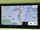 地図上に道路や周辺施設、現在地の目印が表示され、目的地までの道筋を確認する際に便利です。表示範囲も把握しやすく、日常のお出かけをサポートします。