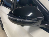 リアバンパー左右のレーダーセンサーにより車両の斜め後ろのミラーで見えない死角エリアに車両や自転車がいることを警告します。更に、側面衝突の危機があるときはブレーキを自動制御して危険回避をサポートします。