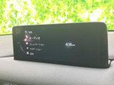 画面上にオーディオやナビゲーションなどの項目が並び、目的のメニューを選びやすい構成です。時刻も確認でき、日々の運転中に必要な情報を把握できます。