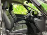 前席は身体を預けやすい形状で、運転席から前方や周囲を確認しやすい見通しです。落ち着いた色合いのシートとすっきりした足元がまとまり、乗り降りから着座までゆったり過ごせる空間になっています。