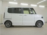 リアには左右スライドドアを採用。狭い駐車場でも開閉しやすく、強風の日でもドアが煽られにくくなっております。小さなお子さまやご年配の方も安心して乗り降りできます。