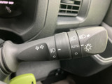 レバーには操作を示す表示がまとまり、運転席から位置や表示を確認しやすい設計です。周辺のスイッチ類も見渡しやすく、日常の運転時に扱いやすさを感じられます。