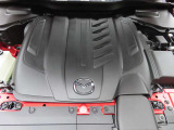 CX-60のエンジンルームです。3.3L直列6気筒ディーゼルエンジンにマイルドハイブリッドを組み合わせた、e-SKYACTIV D 3.3を登載。MAZDA車のプロとして、責任を持って整備しお届けいたします。