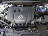 アクセルを踏んだ瞬間から感じる滑らかな加速と高い静粛性が魅力のCX-30のエンジン。軽快な走りと優れた環境・燃費性能を高い次元で両立。エンジンルームクリーニング(洗浄)も細部までしっかりと実施済です。