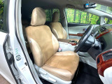 運転席まわりには十分なスペースがあり、大柄な方でもゆったり運転していただける環境です。
