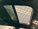 パノラミックスライディングルーフで明るい車内をお楽しみいただけます。100%UVカットですので日差しの強い日も安心です。