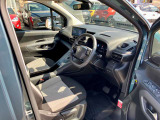 運転席は使用感少なく綺麗です。