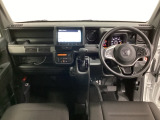 車内は光触媒抗菌消臭施工済です。インパネ周りはスタイリッシュなデザインで機能や装備も充実しています。グローブボックスやカップホルダーのほかにトレーなどたくさんの収納スペースが付いています。