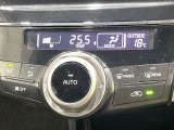 【オートエアコン】一度お好みの温度に設定すれば、車内の温度を検知し風量や温度を自動で調整。暑い&hellip;寒い&hellip;と何度もスイッチ操作をする必要はありません。快適な車内空間には必須の機能ですね♪