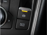 【電動パーキングブレーキ】手で引く方式のサイドブレーキや足踏み式のサイドブレーキの代わりとなるもので、指先の簡単操作でパーキングブレーキを作動したり解除したりすることが可能です。