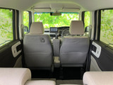 前席の背面越しに、運転席から後席までつながる室内を見渡せます。左右のドア内張りも明るい色合いで統一され、同乗者と過ごす空間に一体感をもたらしています。