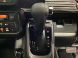 CVT車のセレクトレバーです。低速から高速まで、変速ショックのないスムーズな走りを実現するとともに、エンジン効率のよい領域を維持することで燃費にも貢献します。
