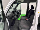 大きなドアと低い床に加えて乗り降りのし易に優れたフロントシートで乗り降り楽々。運転席から助手席側への移動も簡単。