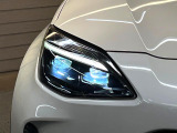 【LEDヘッドライト】悪天候や夜間走行時も良好な視界を確保し安心して運転できる高輝度LEDヘッドライトを装備!点灯速度が早く、消費電力も抑えられています。