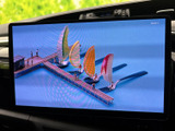 画面いっぱいに映像を表示でき、停車中の待ち時間などにテレビ番組を視聴できます。ゆったり過ごしたい休憩時間にも活用できる、車内での楽しみを広げる装備です。