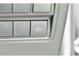 オートマチックハイビームとは、先行車や対向車のライトを認識し、ハイビームとロービームを自動で切り替える機能です。夜道の視界を確保します。詳細は販売店スタッフまでおたずねください。