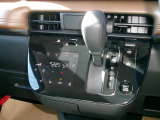 操作しやすいシフトレバーとタッチ式エアコンパネルで運転も楽々です。